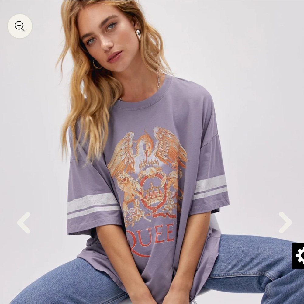 Daydreamer QUEEN VARSITY CREST OS TEE